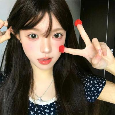 她的微笑像颗糖